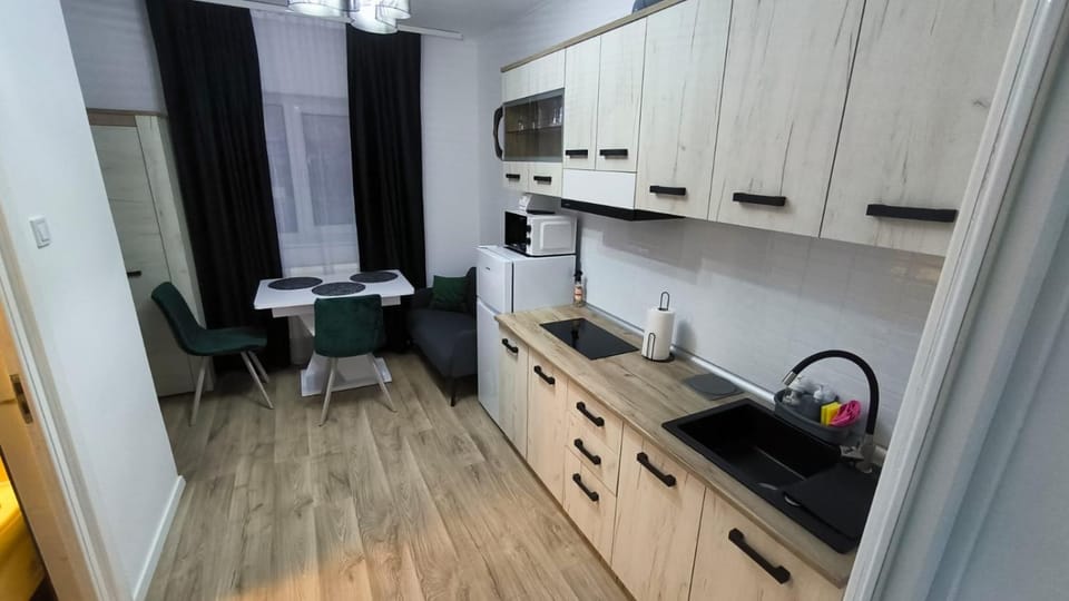 Kitchen or kitchenette, Dining area, stove