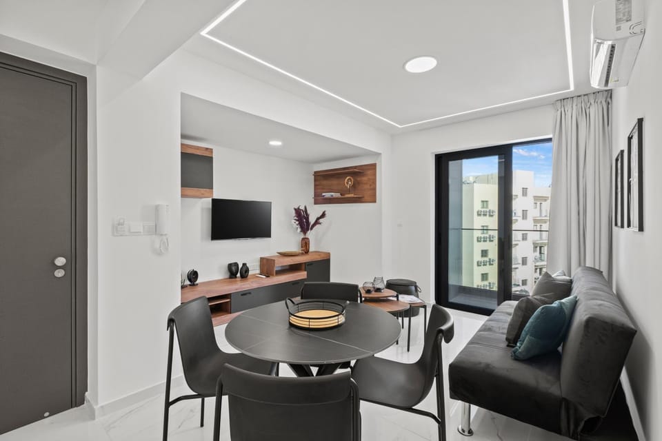 TV and multimedia, Seating area, Dining area