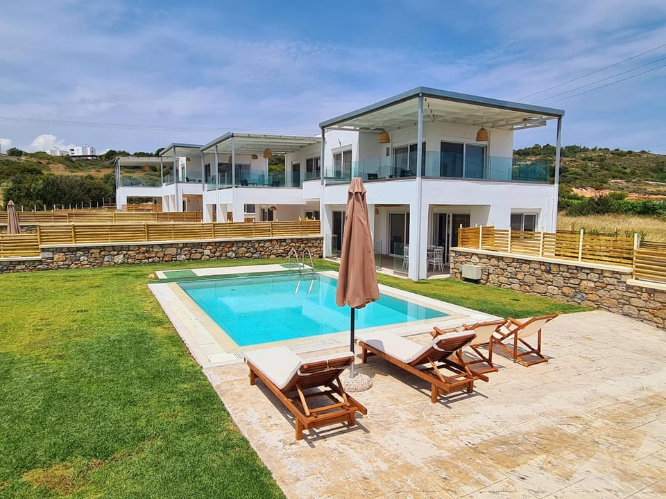 Property building, Spring, Mountain view, Pool view, Swimming pool, sunbed