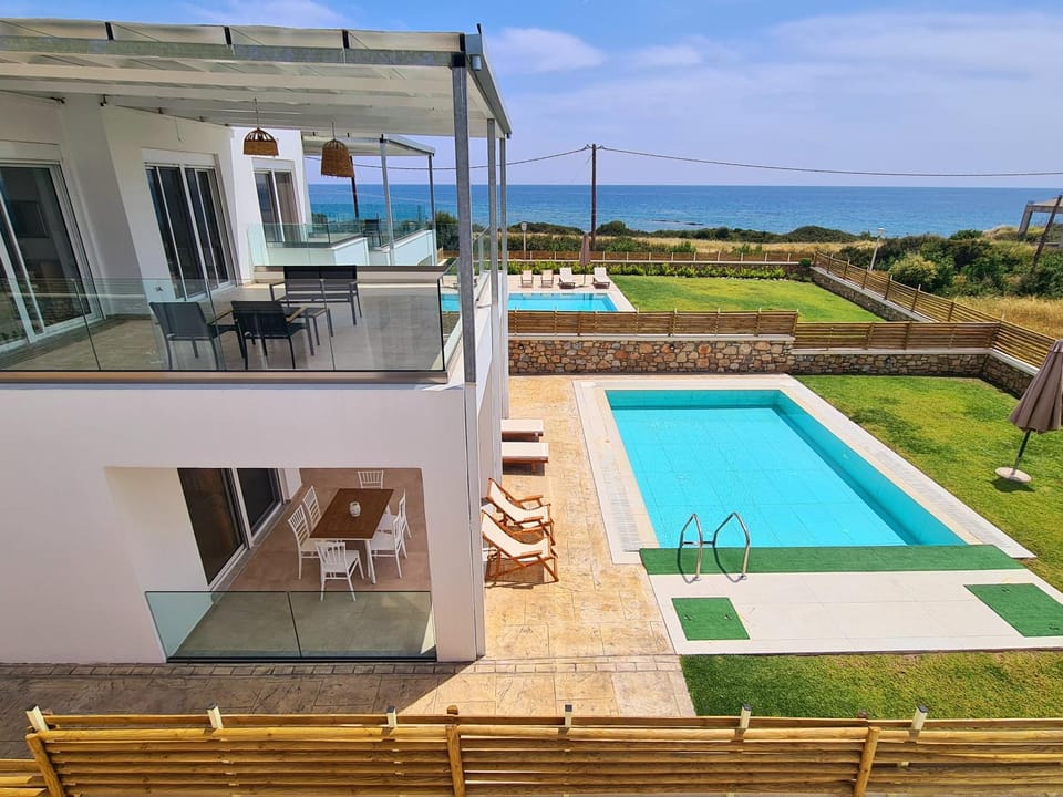 Property building, View (from property/room), Balcony/Terrace, Pool view, Sea view, Swimming pool, sunbed
