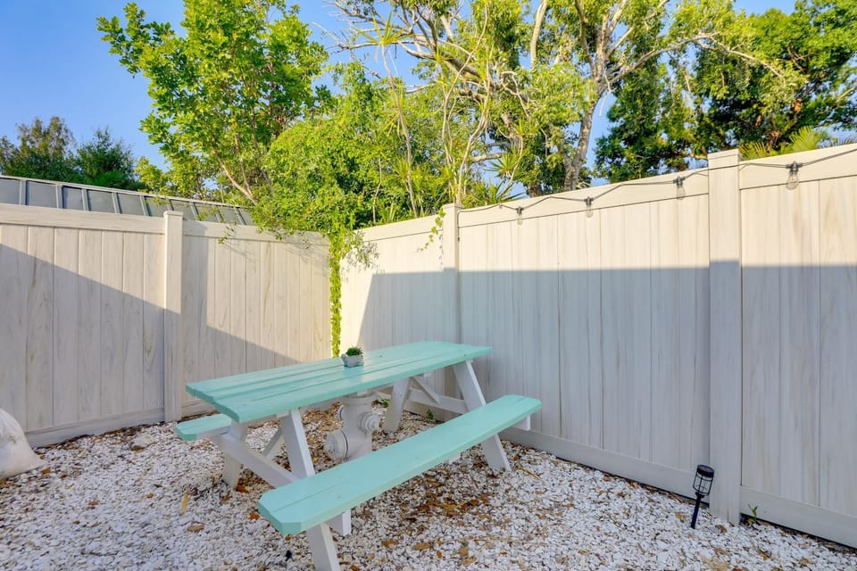 6 Mi to Dtwn: Sarasota Apt w/ Patio & Fire Pit Apartment in Sarasota