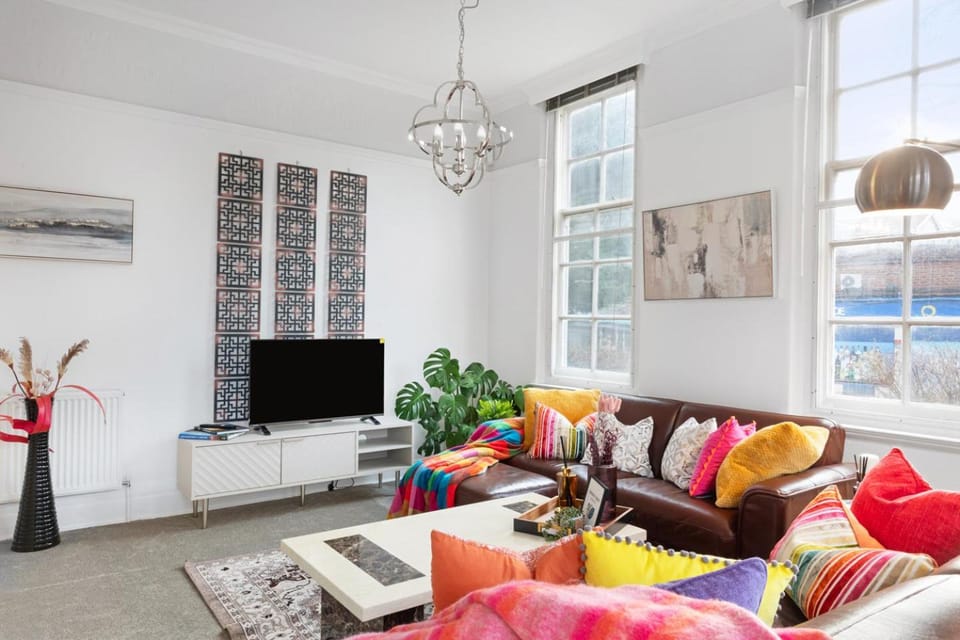 Communal lounge/ TV room, TV and multimedia, Living room, Seating area, Evening entertainment