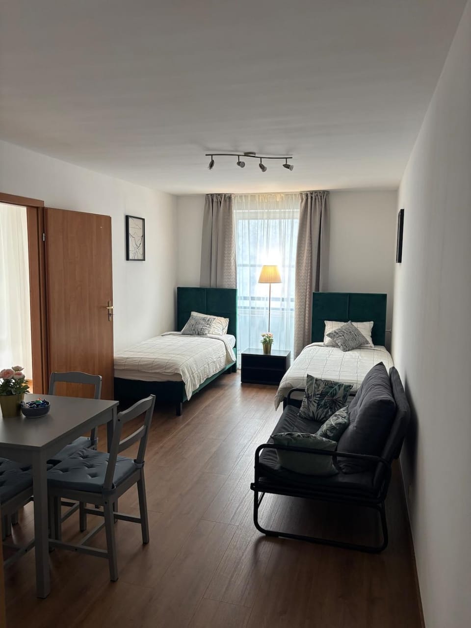 Living room, Photo of the whole room