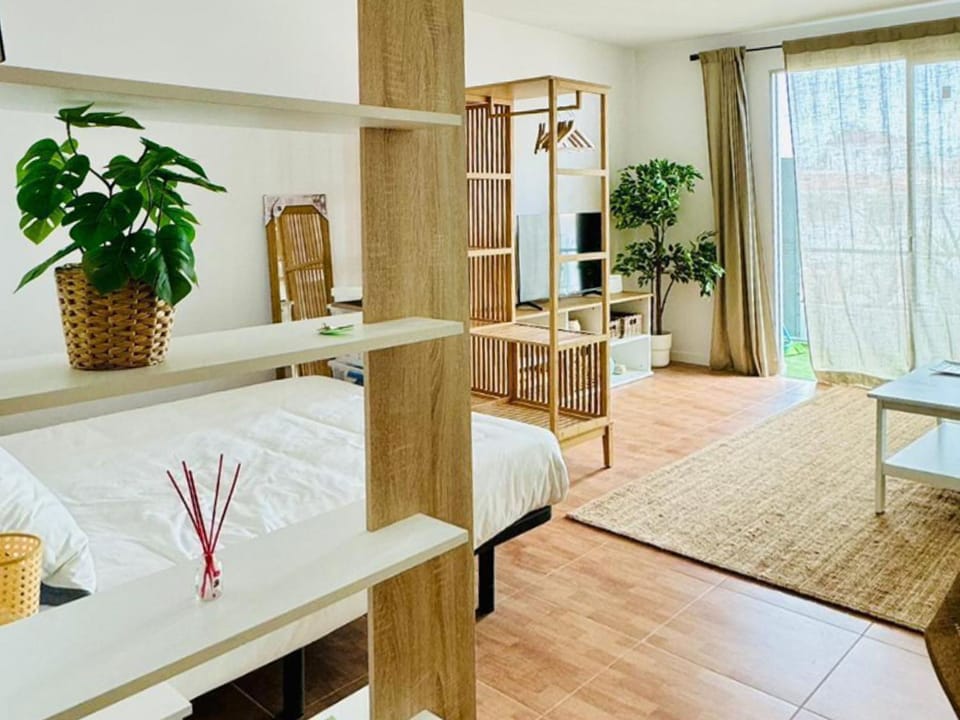 Bed, TV and multimedia, Living room