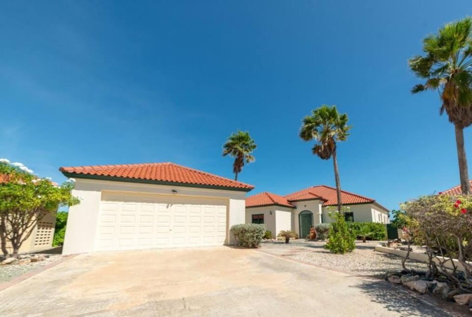Serene Villa at Tierra Del Sol Villa in Noord