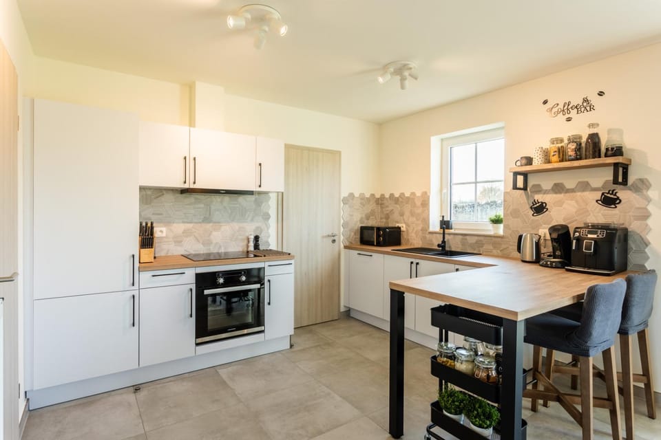 Coffee/tea facilities, Kitchen or kitchenette, dishwasher, oven, stove
