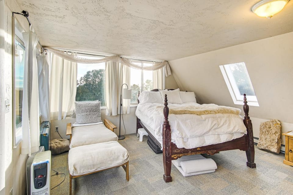 Near Hiking: Tranquil Crestone Studio w/ Deck! Apartment in Colorado
