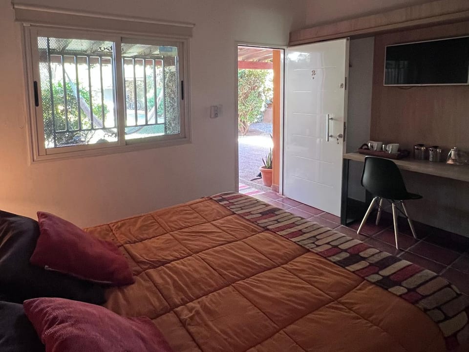 Bed, TV and multimedia, Photo of the whole room, Seating area, minibar