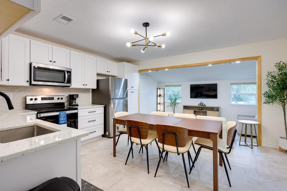 2 Mi to Canyon Lake Cottage with Fire Pit and Grill House in Canyon Lake