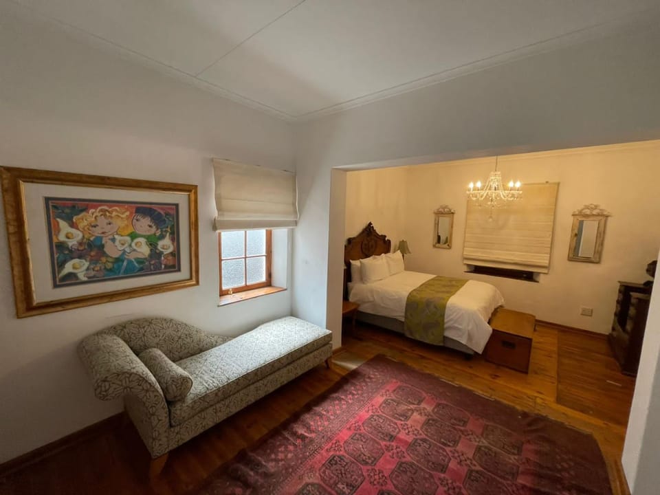 Bed, Photo of the whole room, Seating area, Bedroom