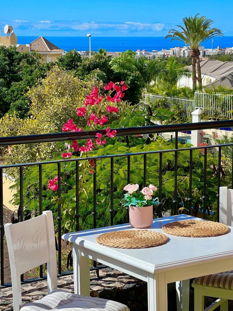 Sunny terrace & pool Apartment in Playa de las Americas