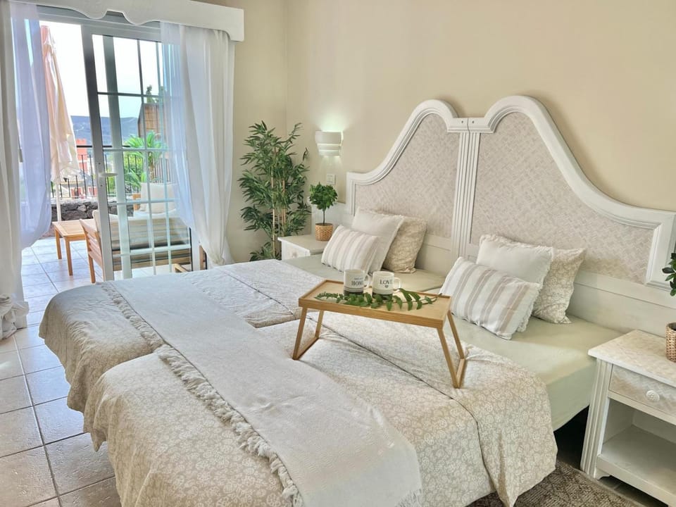 Sunny terrace & pool Apartment in Playa de las Americas