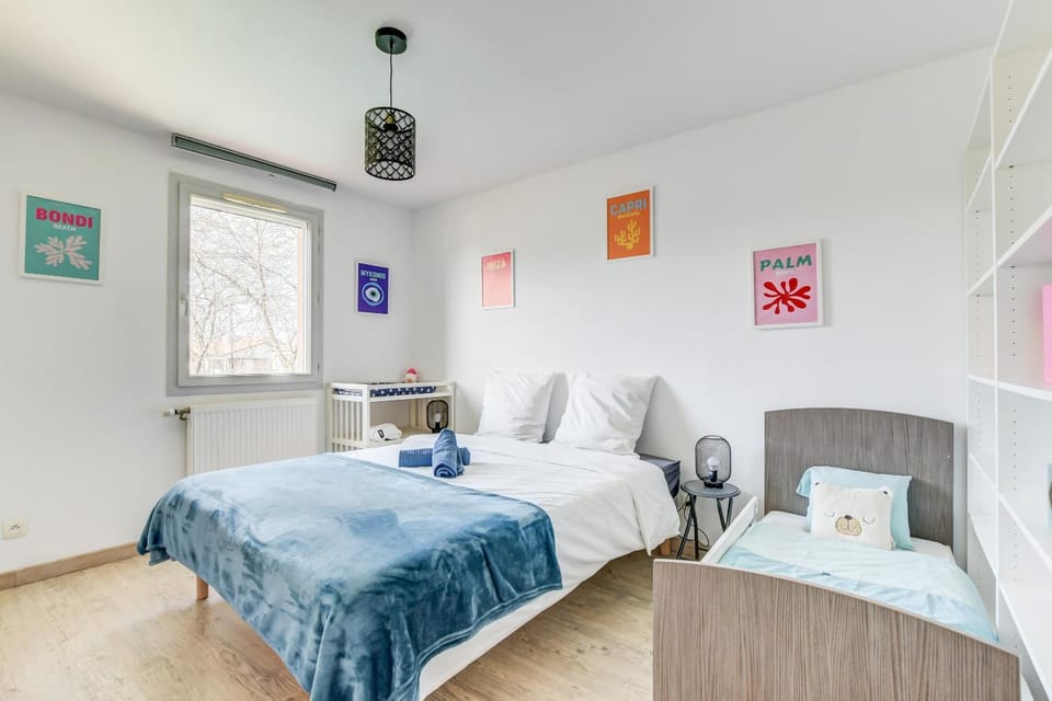 Photo of the whole room, Bedroom