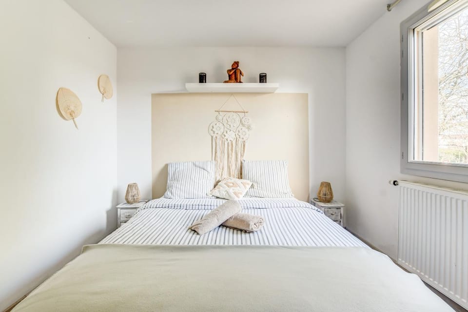 Photo of the whole room, Bedroom