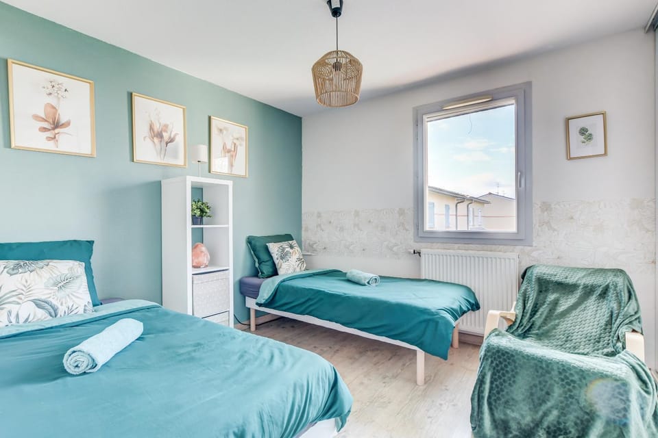 Bed, Photo of the whole room, Bedroom, towels