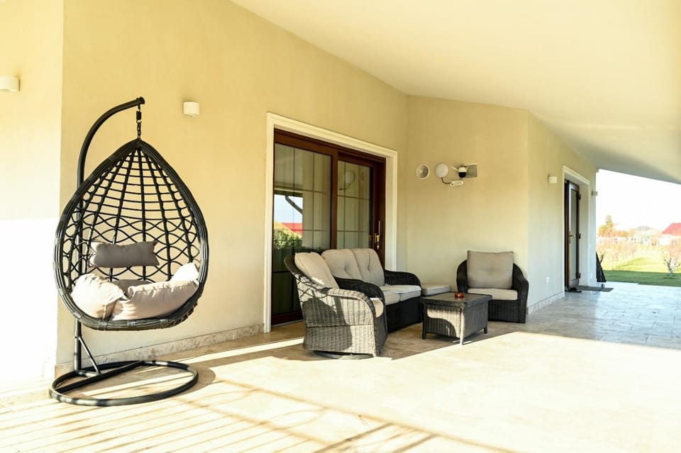 Day, Seating area
