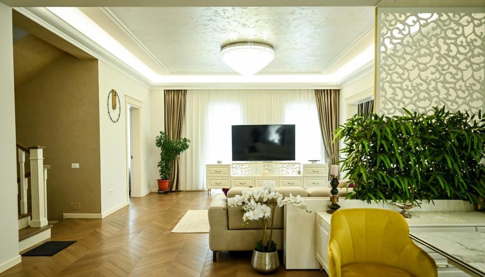Communal lounge/ TV room, TV and multimedia, Living room, Seating area, Evening entertainment