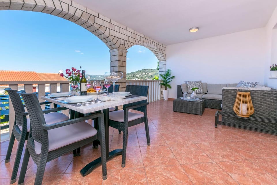 View (from property/room), Balcony/Terrace, Seating area