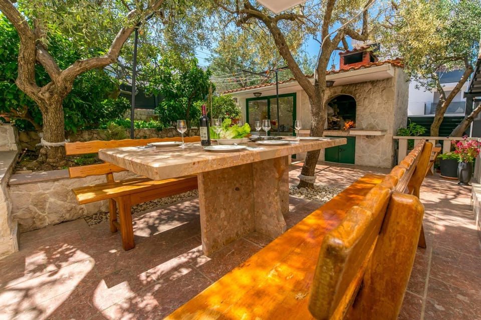 Property building, Patio, BBQ facilities, Garden, Balcony/Terrace, Dining area, Garden view