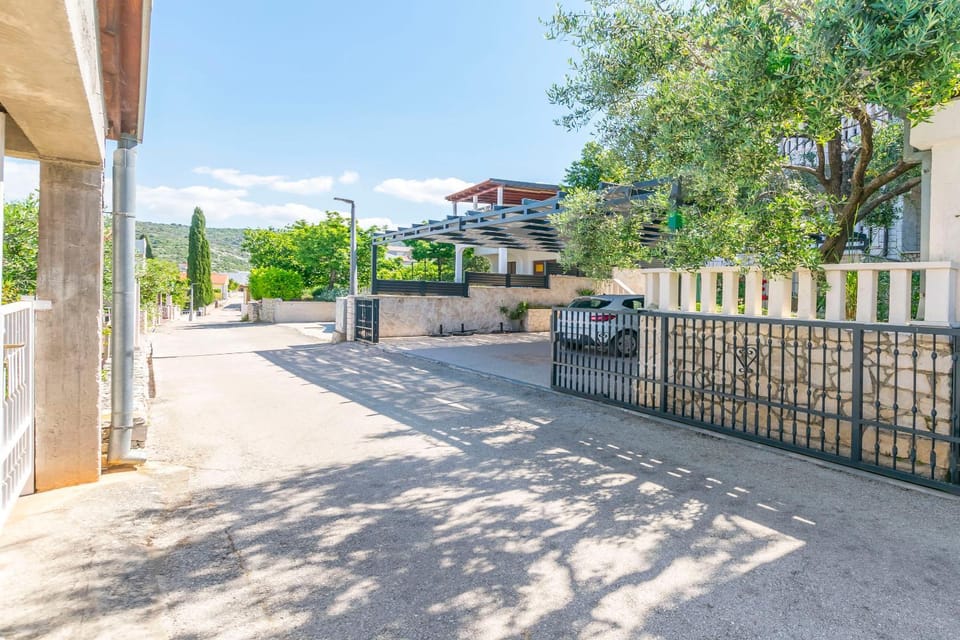 Property building, Facade/entrance, Neighbourhood, Street view, Location, Parking