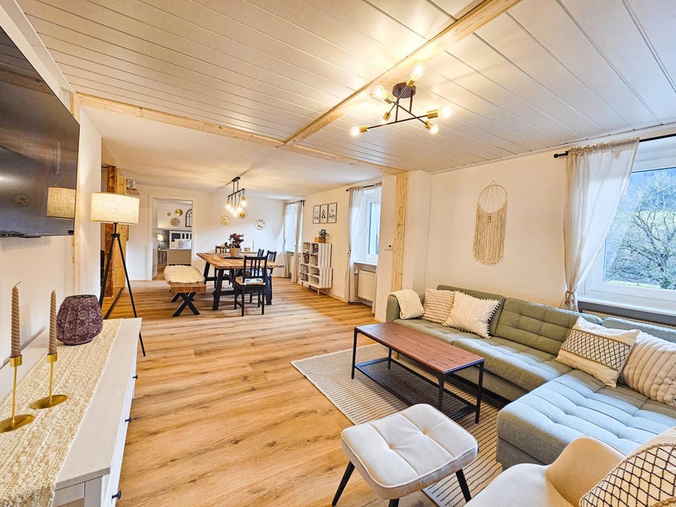 TV and multimedia, Living room, Seating area, Dining area