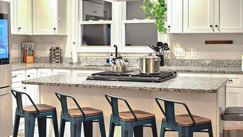 Kitchen or kitchenette, Dining area, stove