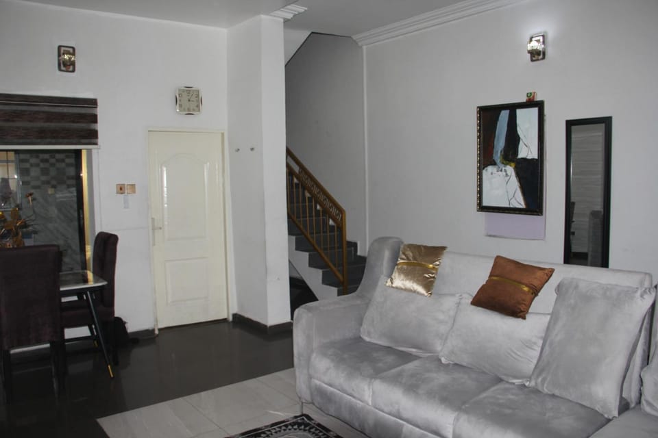 London touch great 2bedroom with free WiFi 24hr light N85,000 Apartment in Nigeria