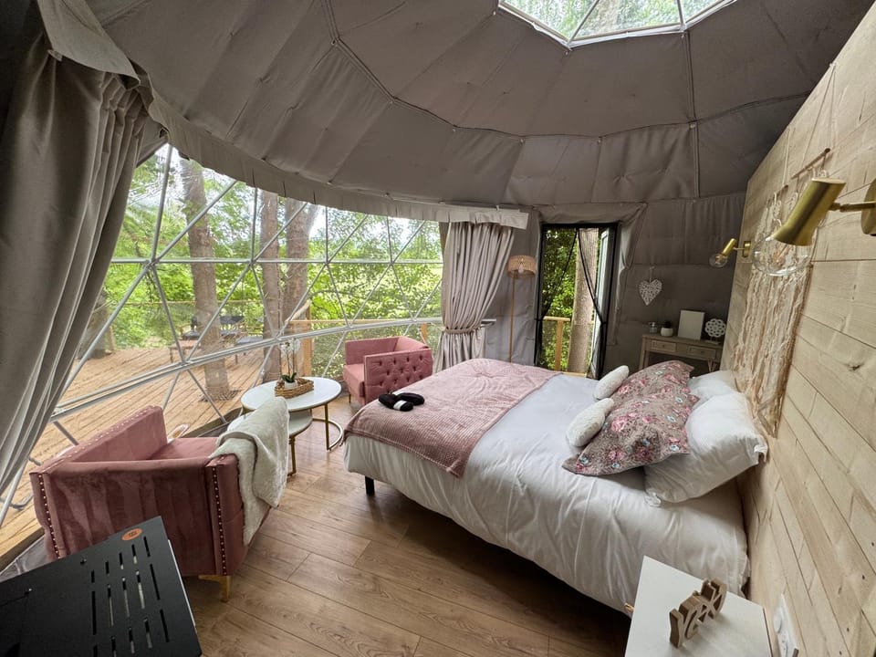Bed, Living room, Street view