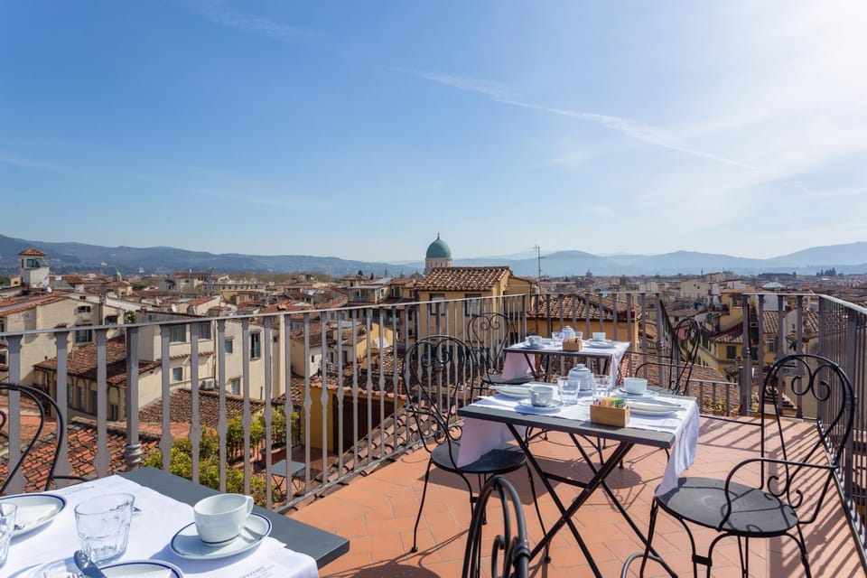 Restaurant/places to eat, Balcony/Terrace, City view