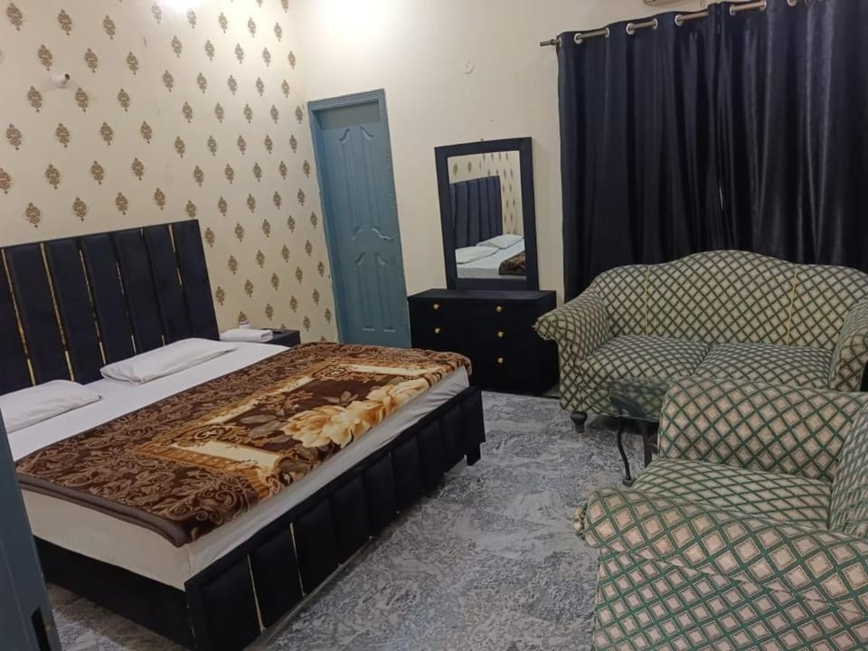 Lahore Luxe Family Couples Guest House Bed and Breakfast in Lahore