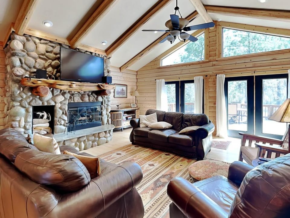 TV and multimedia, Balcony/Terrace, Living room, Seating area, fireplace, furniture