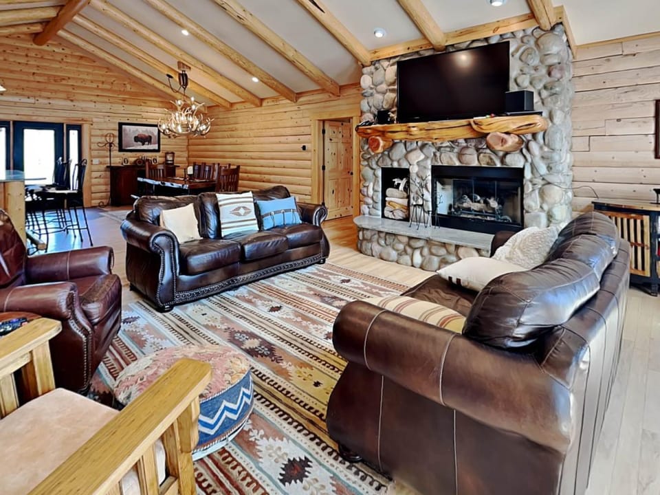 TV and multimedia, Living room, Seating area, Dining area, fireplace