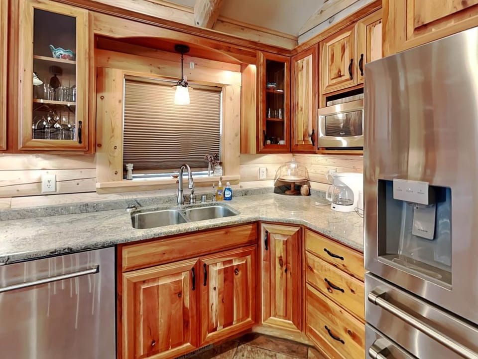Kitchen or kitchenette, dishwasher, microwave, kitchen
