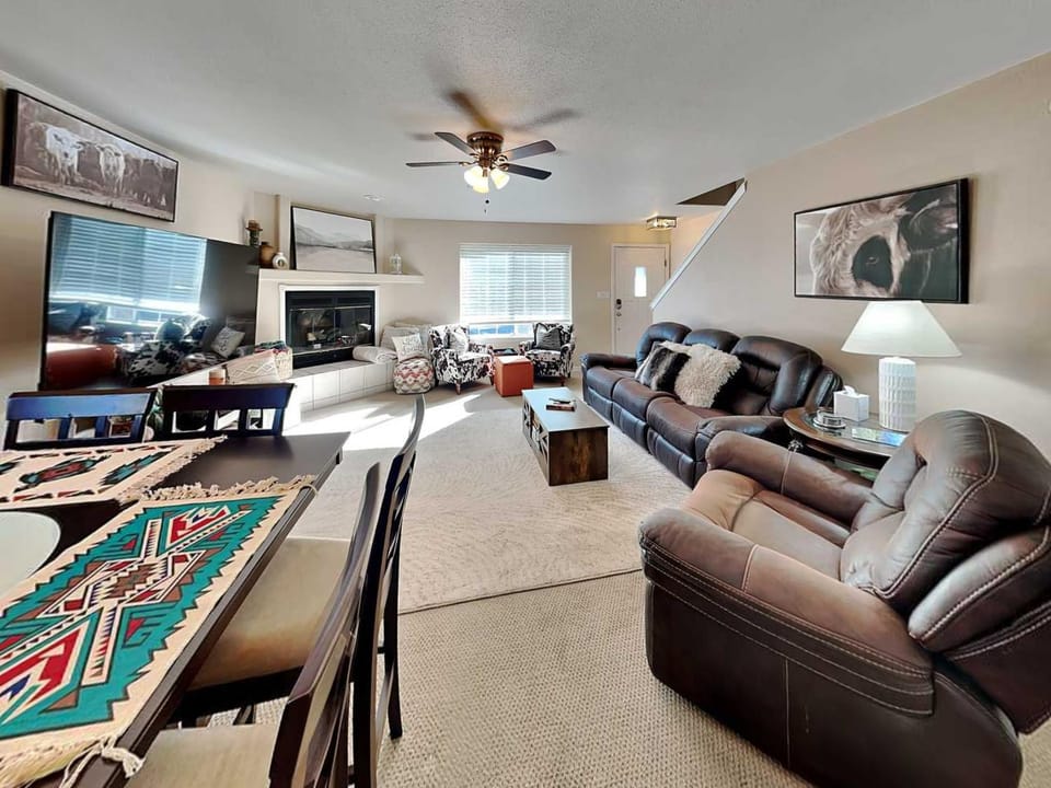 TV and multimedia, Living room, Seating area, Dining area, fireplace, furniture