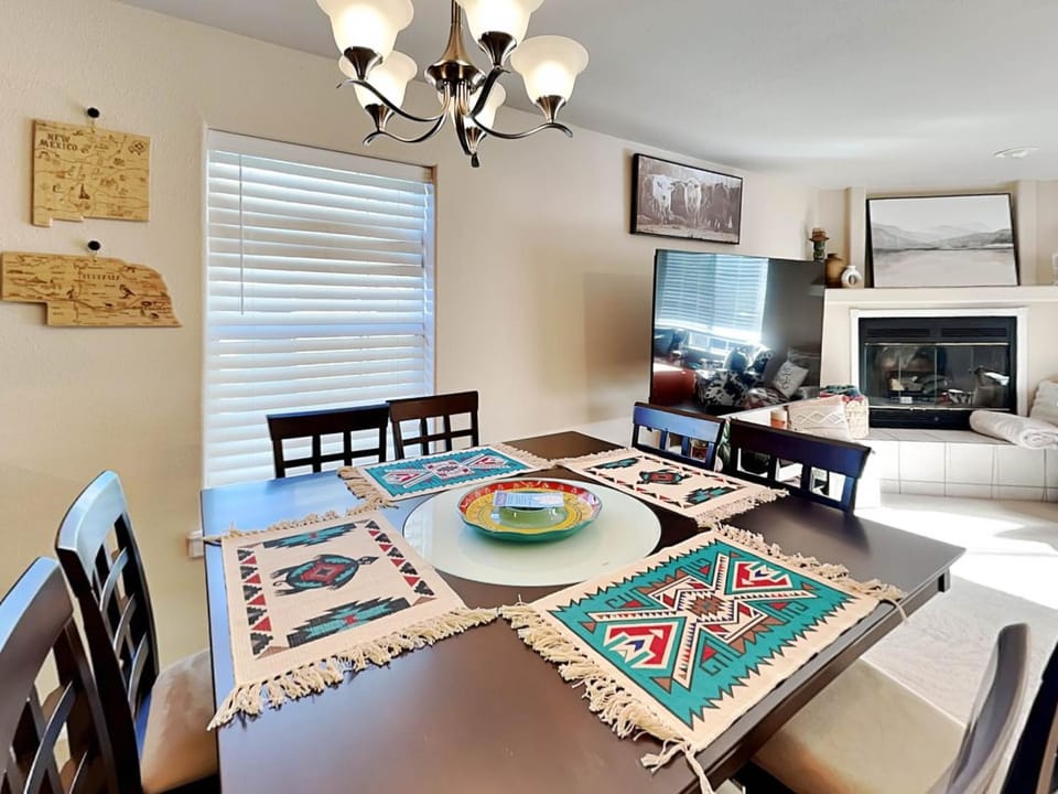 TV and multimedia, Living room, Dining area, fireplace