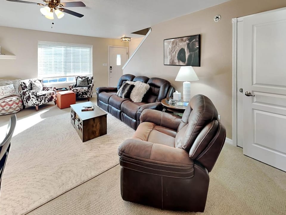 Living room, Seating area, furniture