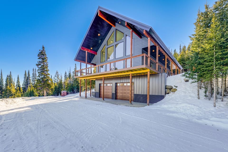 Views, Trails, Hot Tub & More: Luxe Wyoming Oasis House in Wyoming