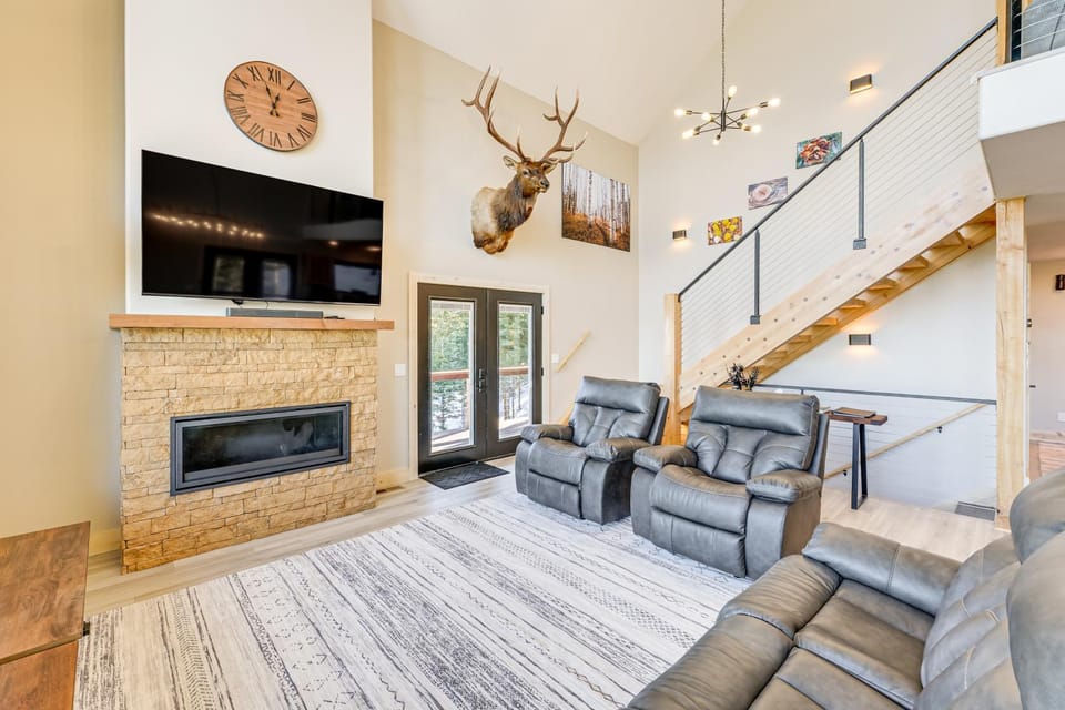 Views, Trails, Hot Tub & More: Luxe Wyoming Oasis House in Wyoming