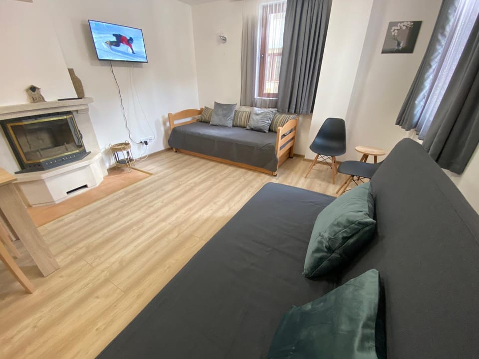 Bed, TV and multimedia, Living room, Photo of the whole room, Seating area