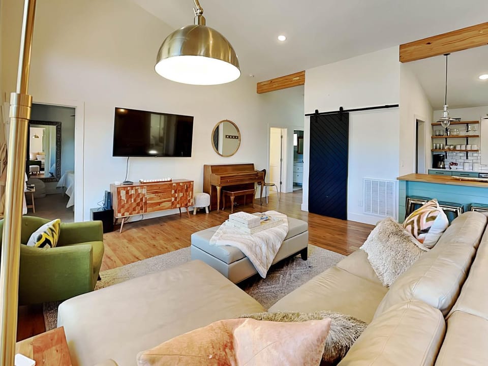 TV and multimedia, Living room, Seating area, furniture