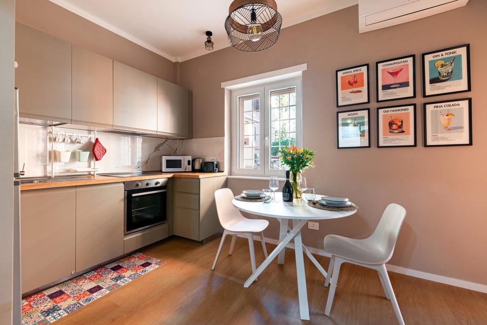 Kitchen or kitchenette, dishwasher, stove