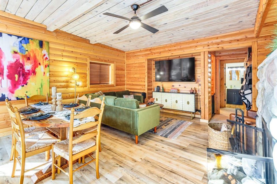 Walk to Golf, Lake Twain Harte Cabin with Fireplace Cabin in Twain Harte