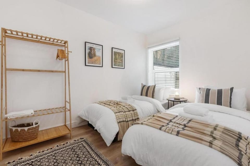 Furnished Terraced House near Public Attractions, 5 min to Public Transport House in Hemel Hempstead