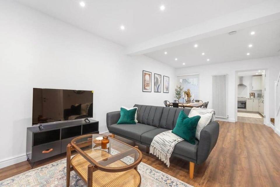 Furnished Terraced House near Public Attractions, 5 min to Public Transport House in Hemel Hempstead