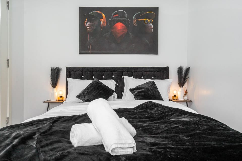 Bed, Bedroom, towels