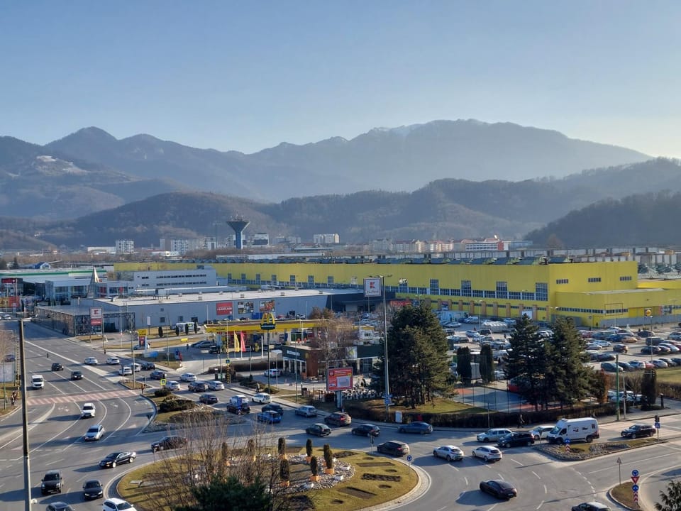 Nearby landmark, Spring, Day, Neighbourhood, Natural landscape, Bird's eye view, City view, Mountain view, Street view, Location