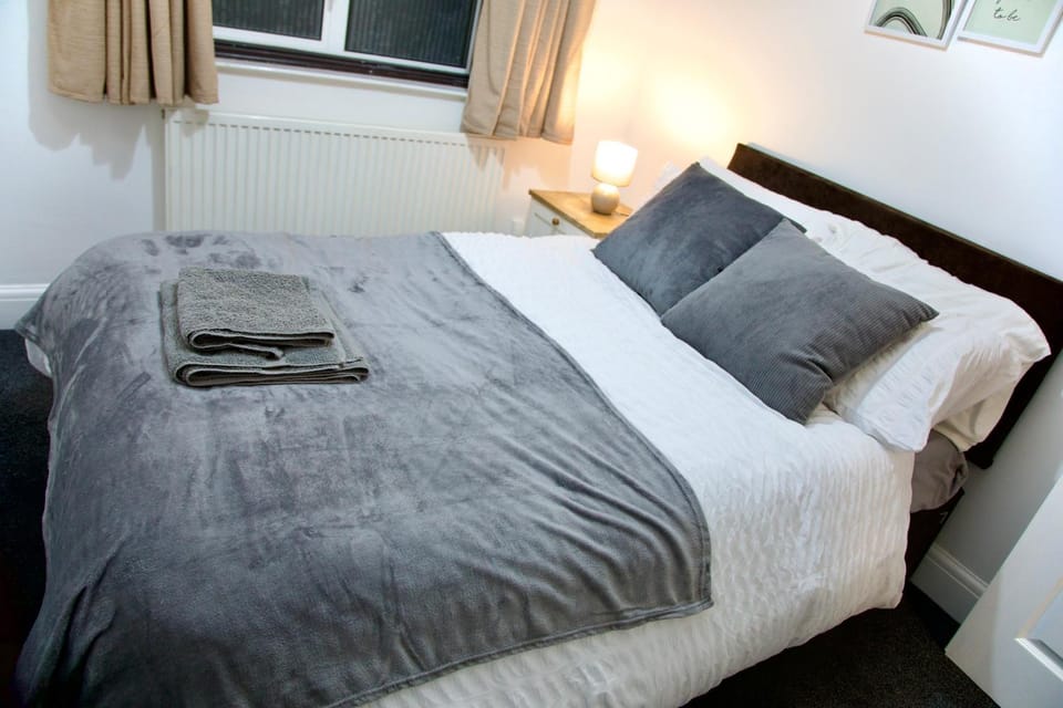 2 Bedroom Ground Floor Flat in Dartford with Free Parking - 20 minutes to London Apartment in Dartford