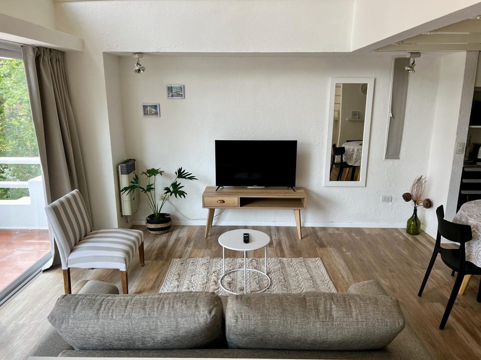 Communal lounge/ TV room, TV and multimedia, Living room, Seating area, Evening entertainment