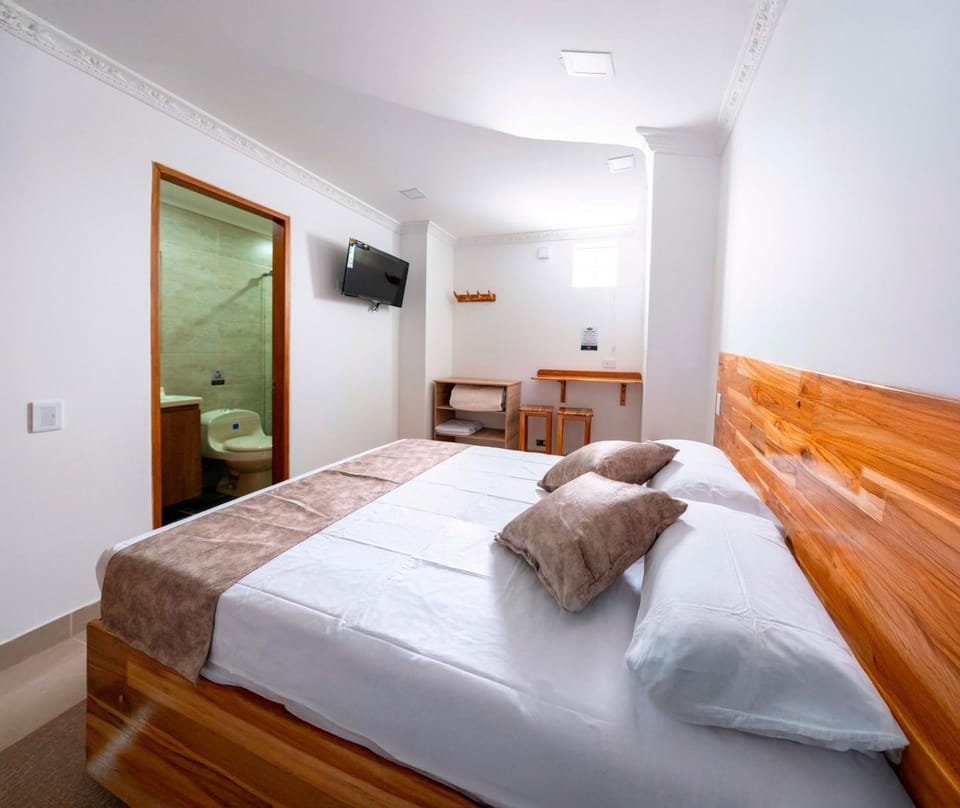 Bed, TV and multimedia, Photo of the whole room, Bedroom, towels