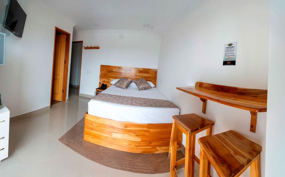 Bed, TV and multimedia, Photo of the whole room, Evening entertainment, Bedroom